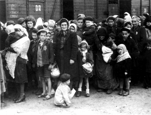 Unkarin_juutalaiset_Auscwitzissa_kesalla_1944.jpg